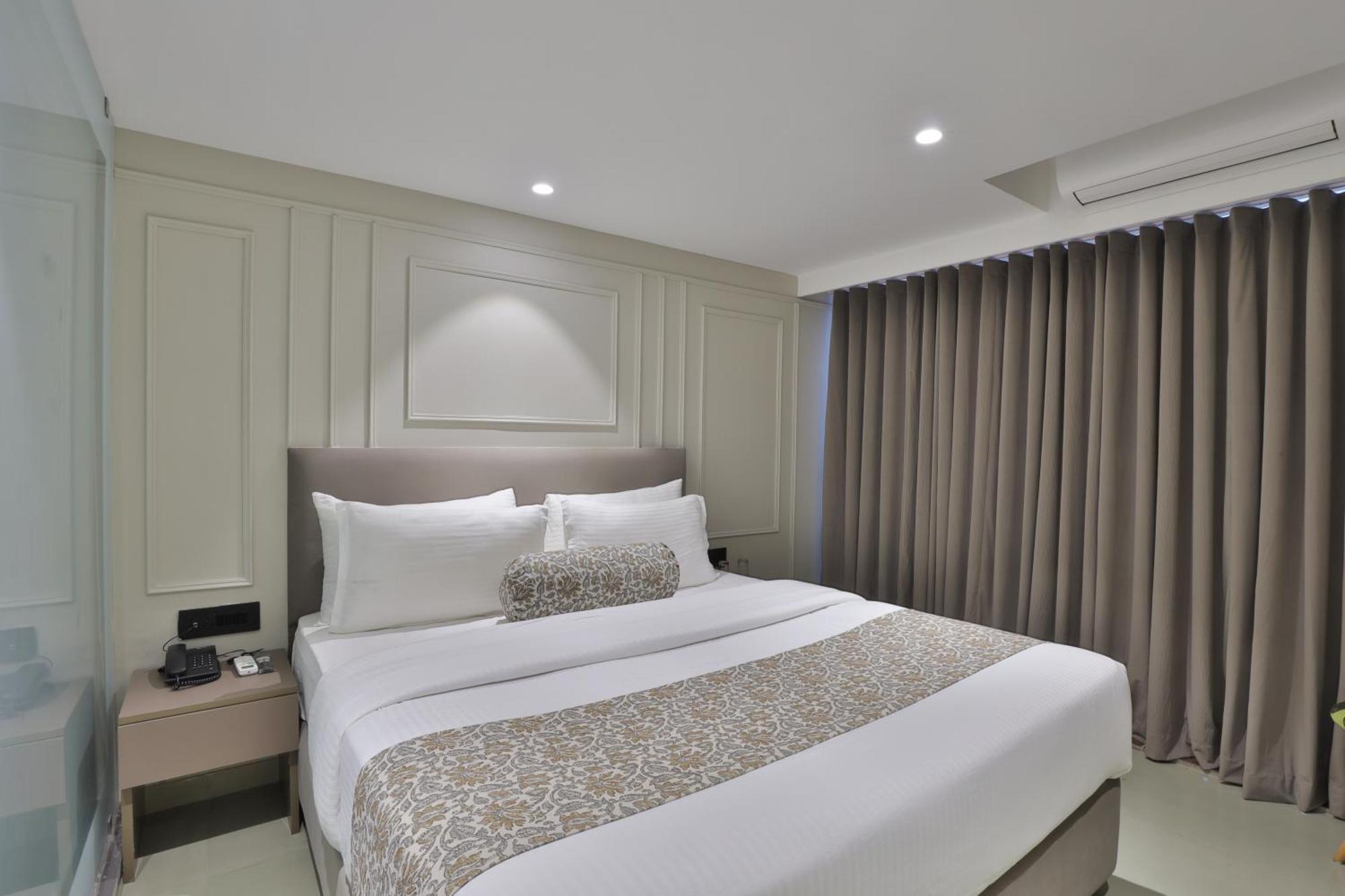 Hotel The Grand Suites Ahmedabad Exterior photo